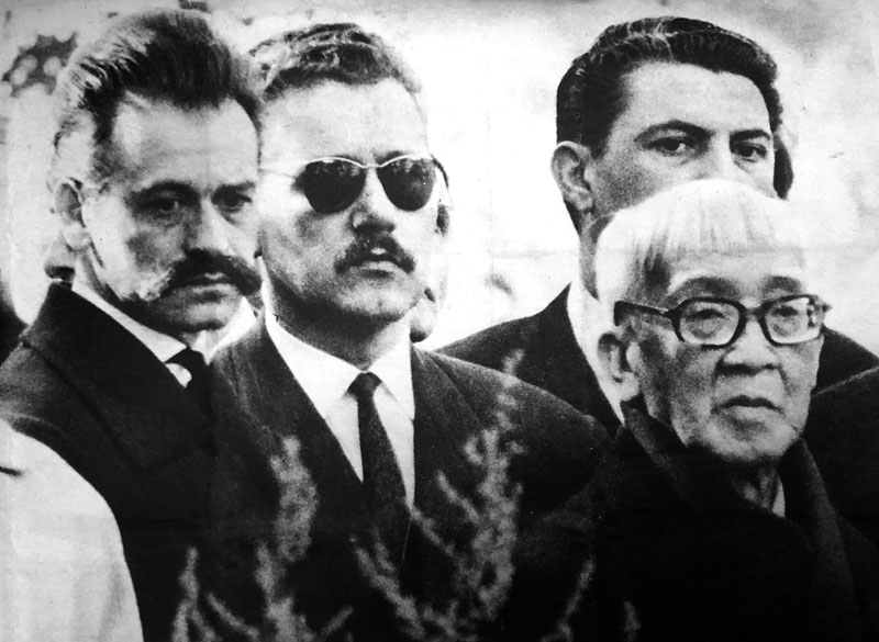 Georges Mathieu à l'enterrement de Jean Cocteau, le 16 octobre 1963