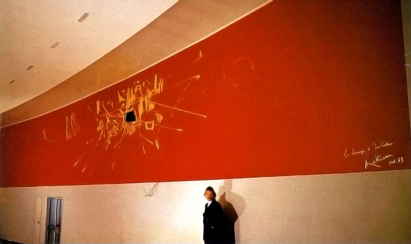 Georges Mathieu sous sa fresque Hommage à Jean Cocteau